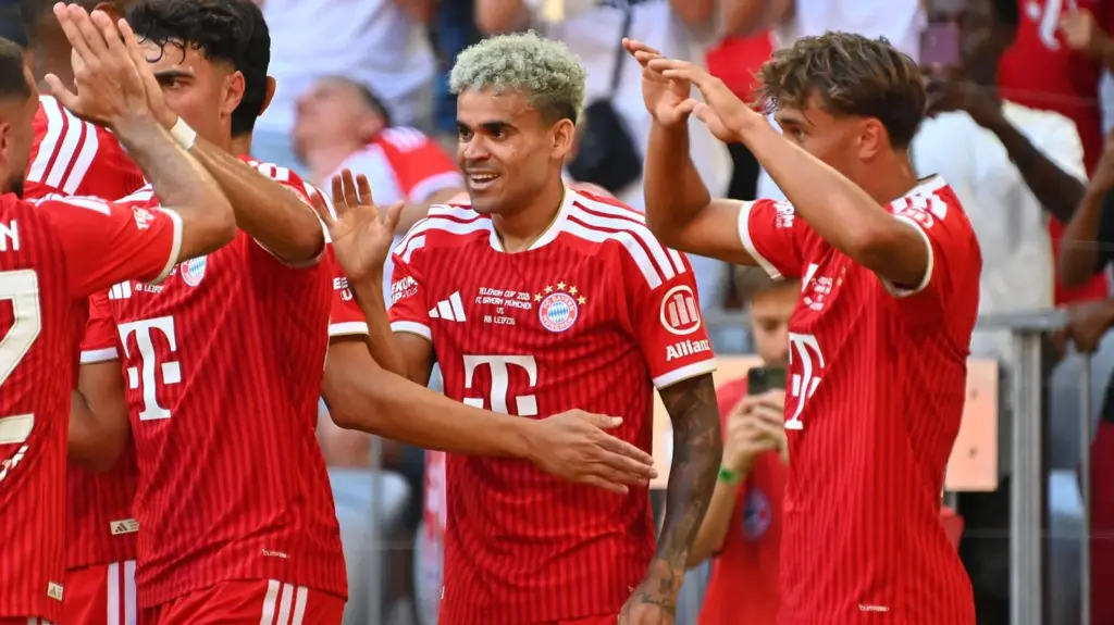 Notarzt stürmt bei Bayern-Testspiel zu Musiala auf den Platz - BILD