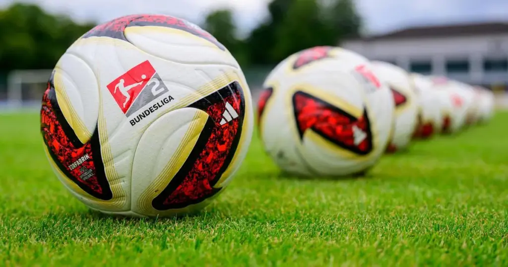 2. Liga: Heute Saison-Start – Darum droht eine Quoten-Krise - BILD