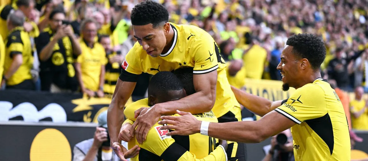 Spieler des Fußball-Bundesligisten Borussia Dortmund bejubeln das 1:0 gegen den Hamburger SV