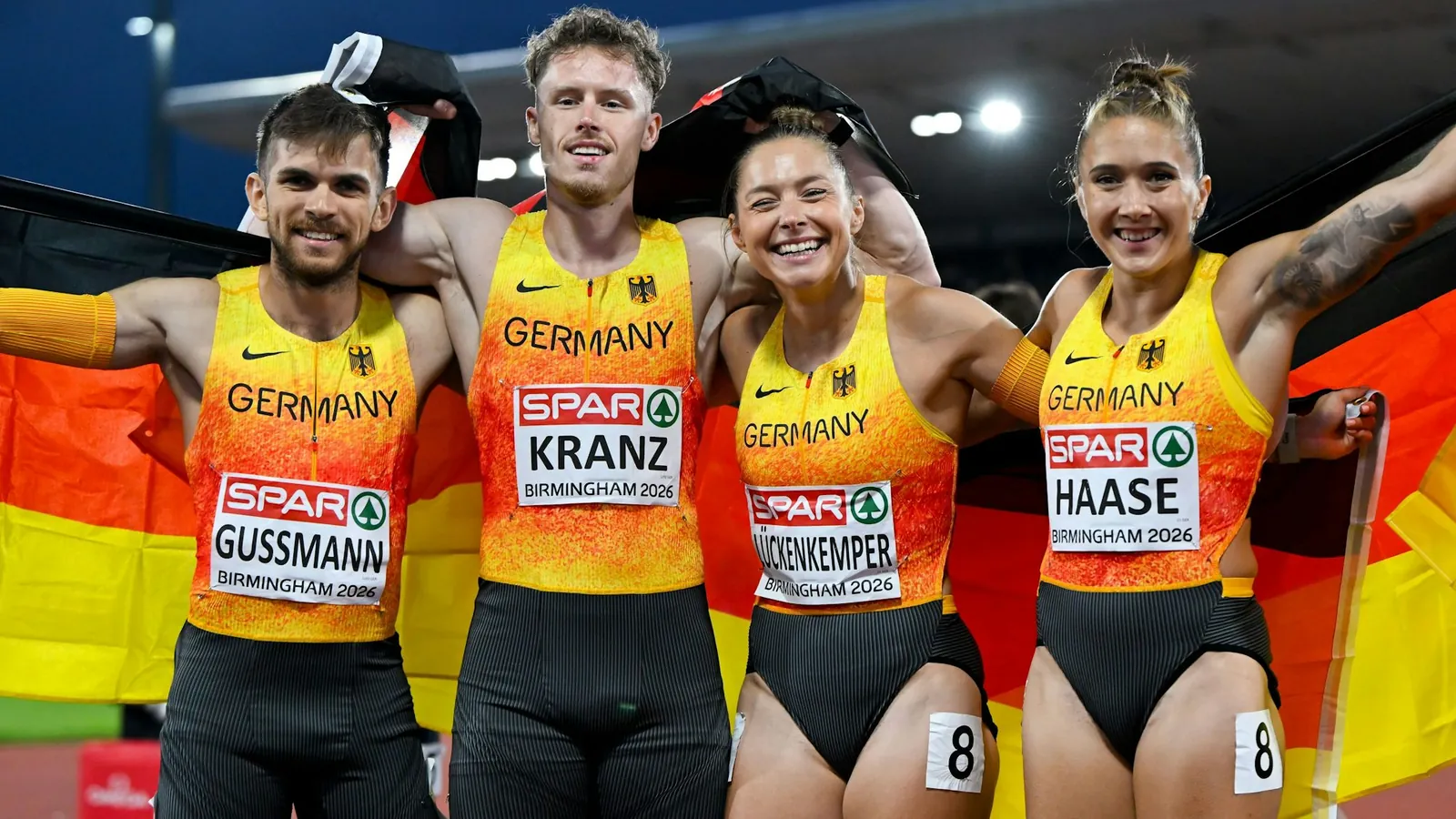 Silber zum Abschluss: Heiko Gussmann, Kevin Kranz, Gina Lückenkemper und Rebekka Haase (von links) feiern eine erfolgreiche EM-Premiere im Mixed.