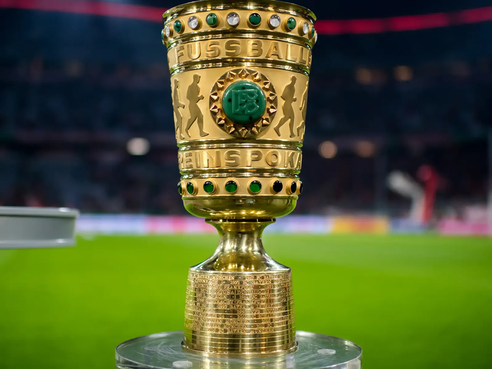 Der DFB Pokal steht im Stadion auf einer Säule.