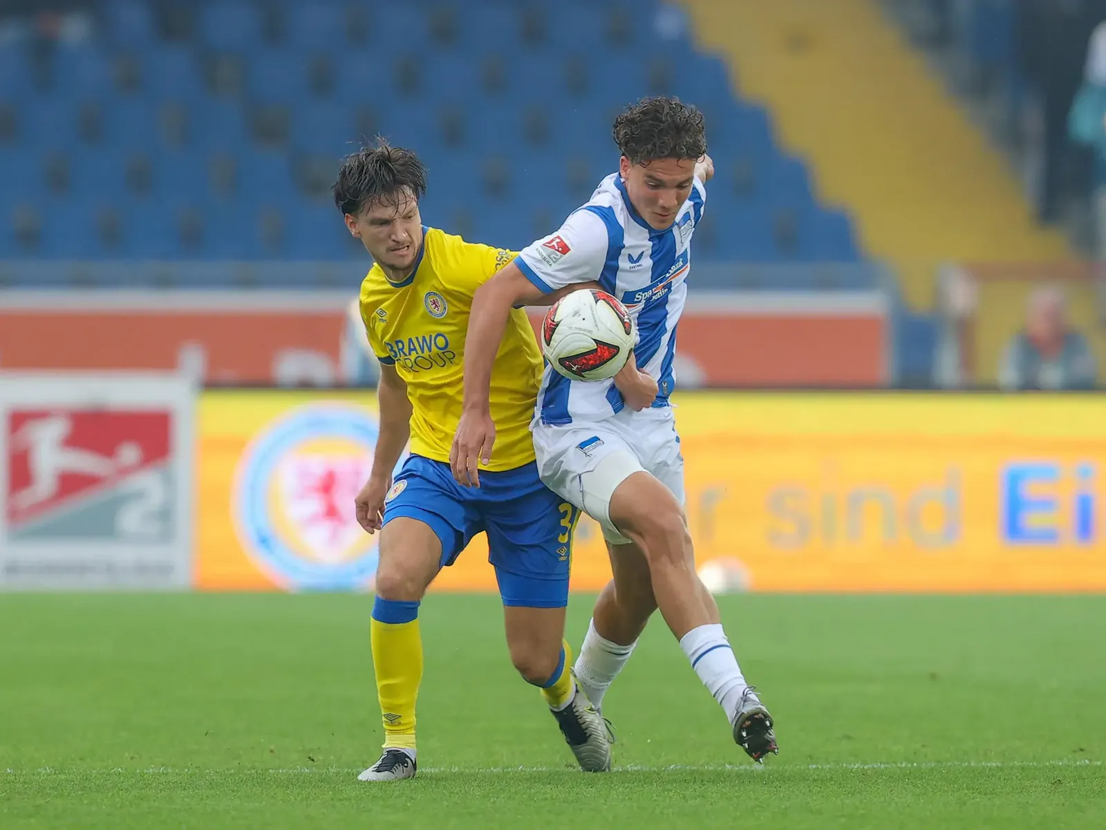 Herthas Soufian Gouram (r.) im Zweikampf mit Braunschweigs Noah Katterbach